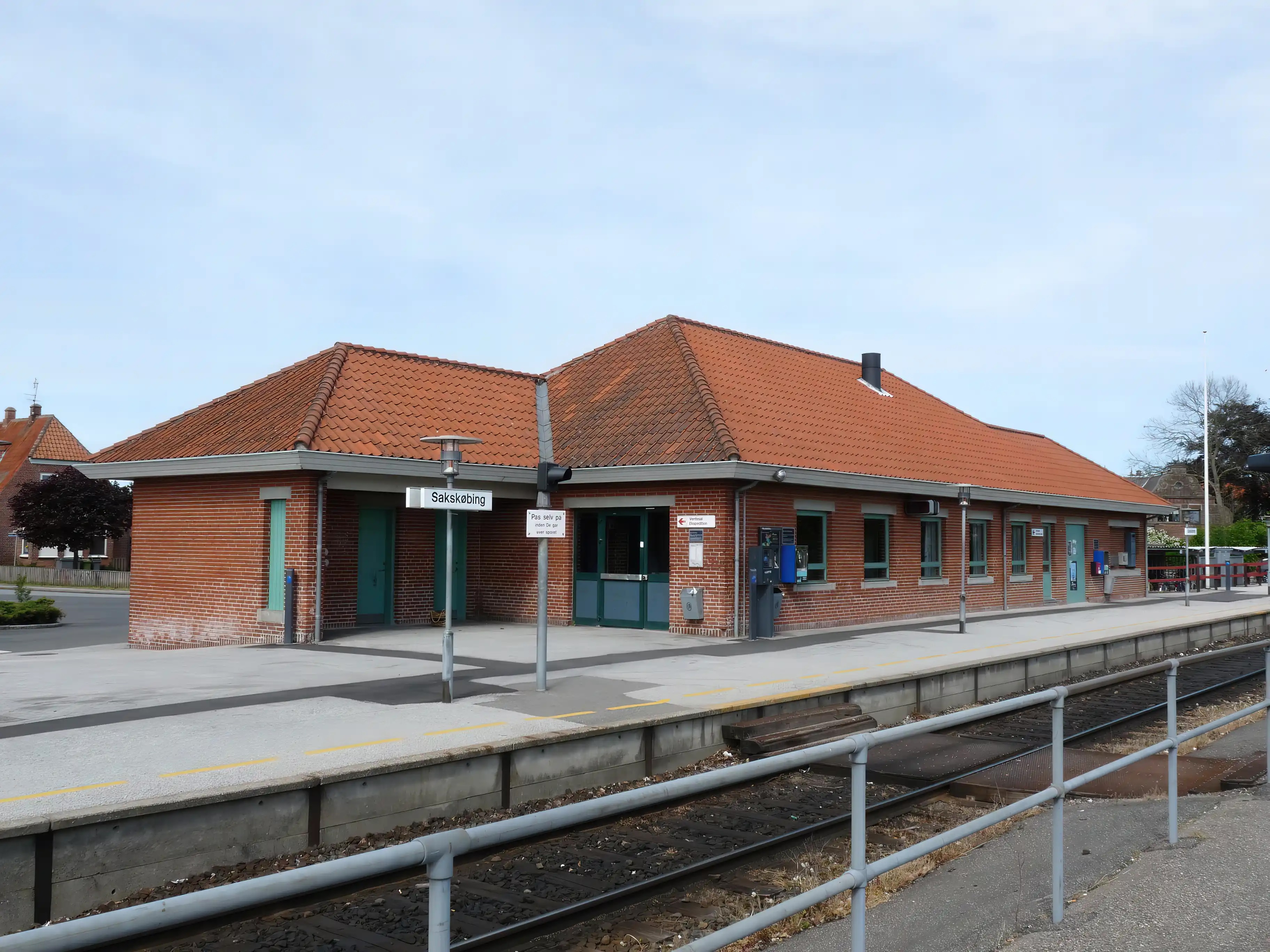 Uddeling af bl.a. morgenmad på sakskøbing station
