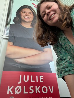 Julie med Plakat